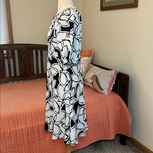 Joseph Ribkoff Dark Midnight Navy and White Leaf Print Midi Dress size 4 - Picture 5 of 15